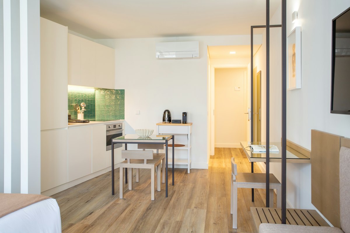 Cho thuê nhà dịch vụ 5 phòng 250m² sử dụng phố Ô Cách, Long Biên